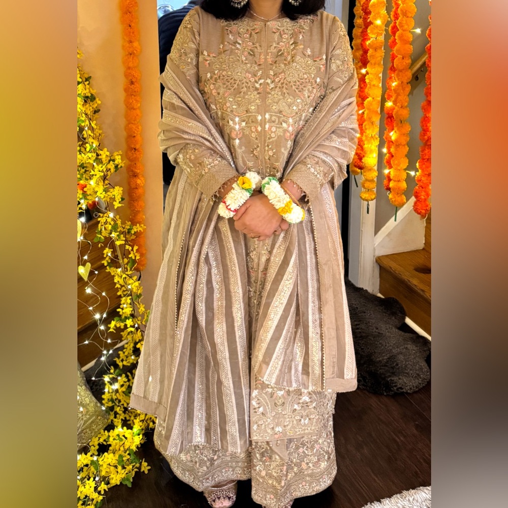 Elegant Embroidered Beige gold Dress Faiza Saqlain - Picture 11 of 12